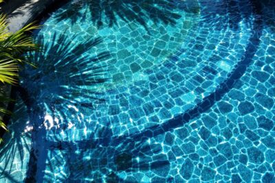Choix du carrelage effet pierre de Bali pour piscine : 5 erreurs à éviter